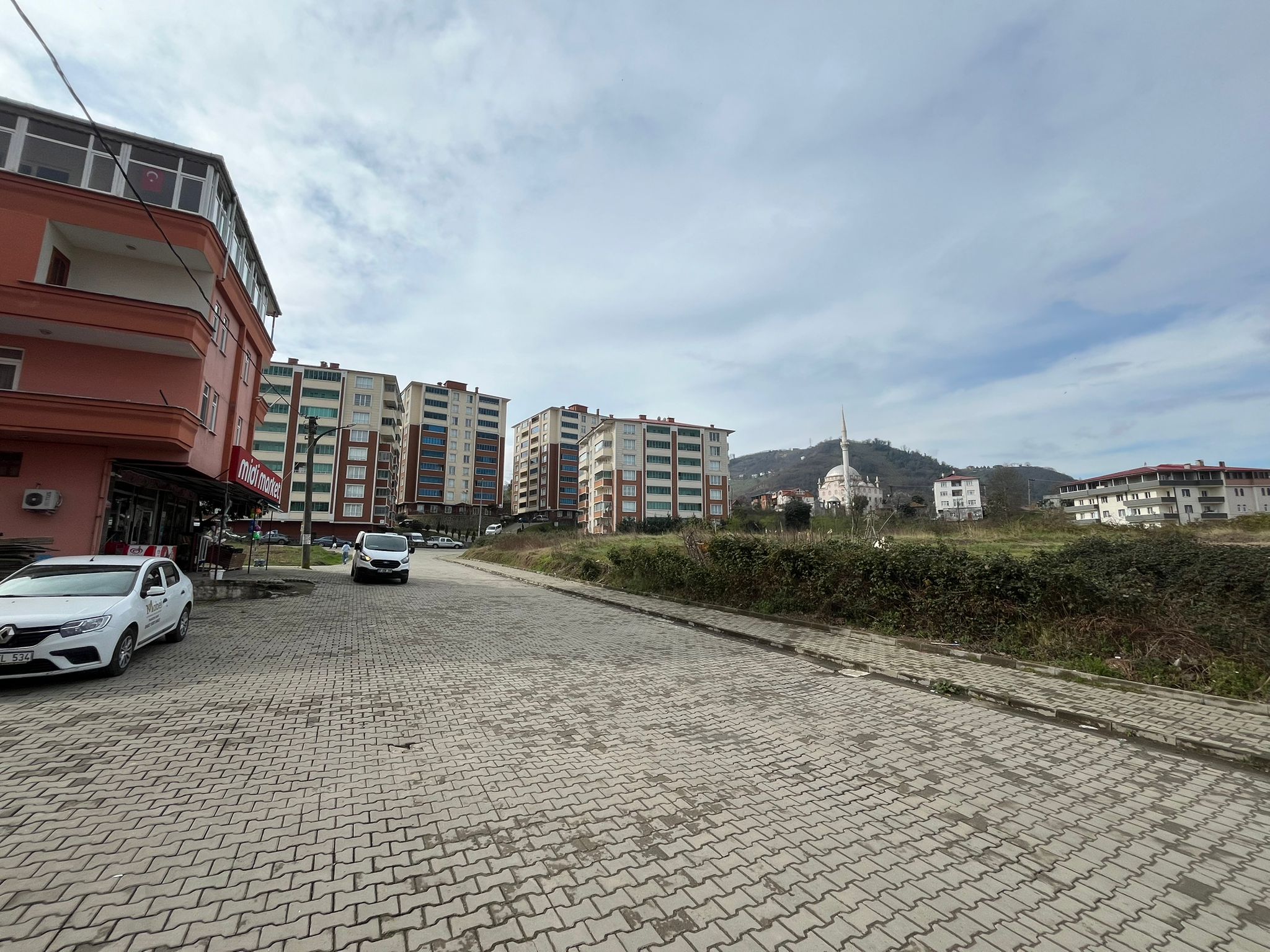 MABEL'DEN SATILIK ARSİNDE CADDE ÜZERİ GENİŞ DÜKKAN